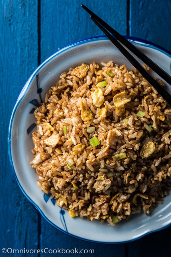 Soy Sauce Fried Rice (酱油炒饭) - A true Chinese classic. Slightly indulgent, bursting with flavor, and good enough to serve as a main, it takes just ten minutes to prep and cook | omnivorescookbook.com