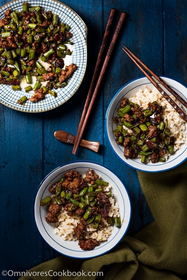 Stir Fried Green Beans with Ground Pork (豆角炒肉末) - a healthy dish that uses the minimum amount of protein to bring you the greatest satisfaction | omnivorescookbook.com