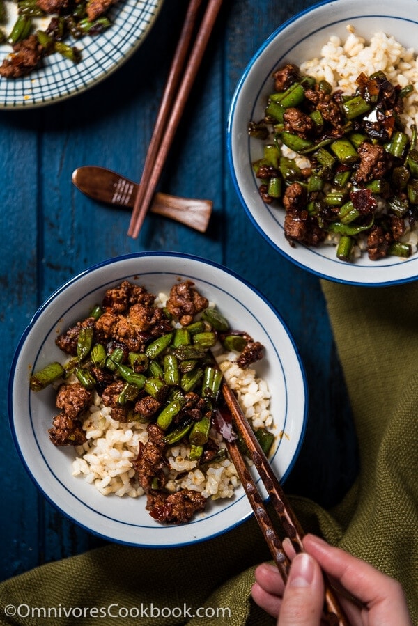 Stir Fried Green Beans with Ground Pork (豆角炒肉末) - a healthy dish that uses the minimum amount of protein to bring you the greatest satisfaction | omnivorescookbook.com