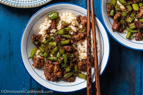 Stir Fried Green Beans with Ground Pork (豆角炒肉末) - a healthy dish that uses the minimum amount of protein to bring you the greatest satisfaction | omnivorescookbook.com