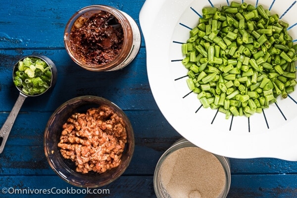 Stir Fried Green Beans with Ground Pork Cooking Process | omnivorescookbook.com
