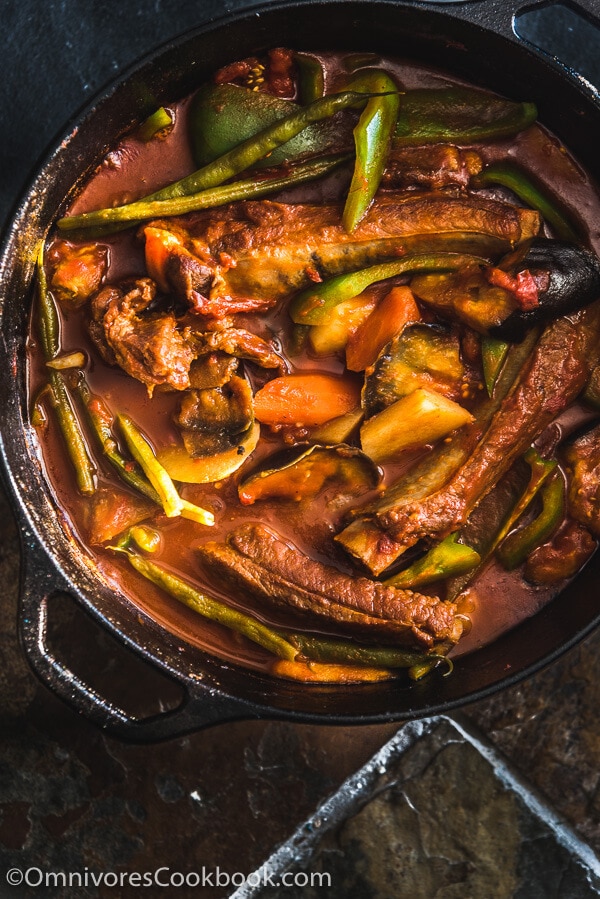 The Chinese style Vegetable stew helps you clean out the fridge and enables you to finish a big bowl of veggies - probably 10 times your average daily veggie consumption - in one sitting. | omnivorescookbook.com