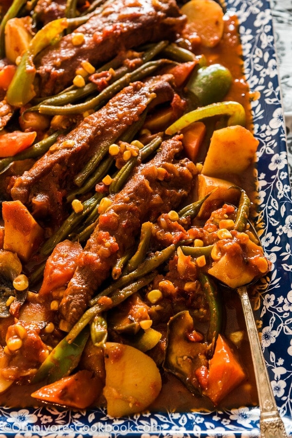 The Chinese style Vegetable stew helps you clean out the fridge and enables you to finish a big bowl of veggies - probably 10 times your average daily veggie consumption - in one sitting. | omnivorescookbook.com