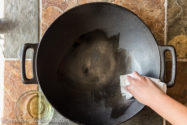 How to Season a Chinese Cast Iron Wok / Pan 