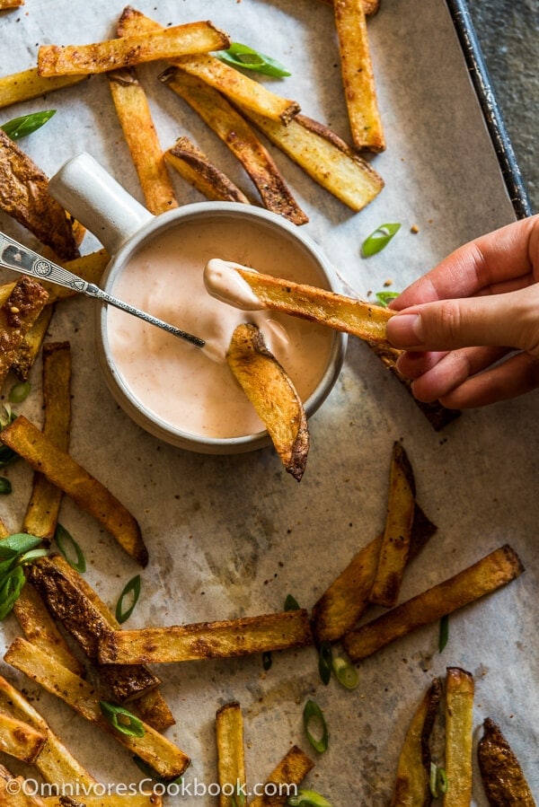 Crispy Baked French Fries with Honey Sriracha Dip - Super crunchy and crispy. Only 218 calories per serving. Now you can enjoy french fries guilt-free!