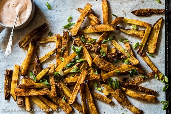 Crispy Baked French Fries with Honey Sriracha Dip - Super crunchy and crispy. Only 218 calories per serving. Now you can enjoy french fries guilt-free!