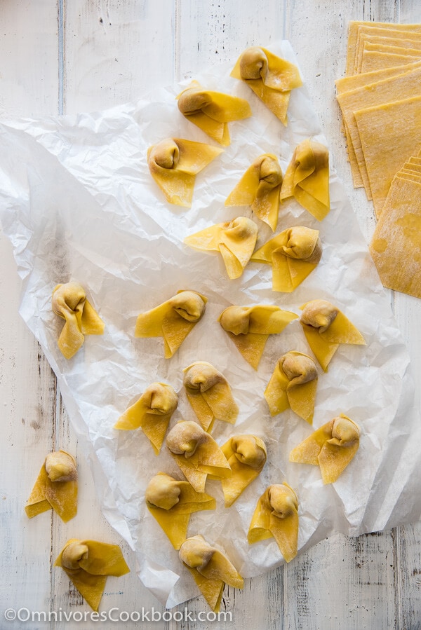 Supa di tagliolini wonton alla cantonese (港式云吞面) Ricetta + Video - Puoi preparare un'abbondante ciotola di tagliolini wonton a casa, e sarà ancora meglio che in un ristorante cinese!