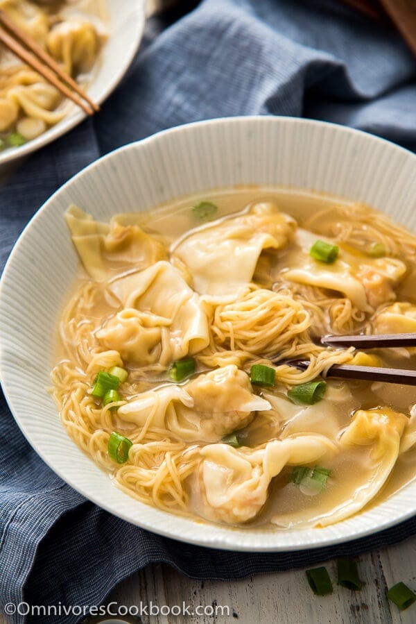 Cantonese Wonton Noodle Soup (港式云吞面) Receita + Vídeo - Pode fazer uma tigela de sopa de massa wonton em casa, e será ainda melhor do que num restaurante chinês!