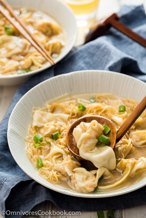 Suppa di wonton noodle alla cantonese (港式云吞面) Ricetta + Video - Puoi preparare un'abbondante ciotola di zuppa di wonton noodle a casa, e sarà ancora meglio che in un ristorante cinese!