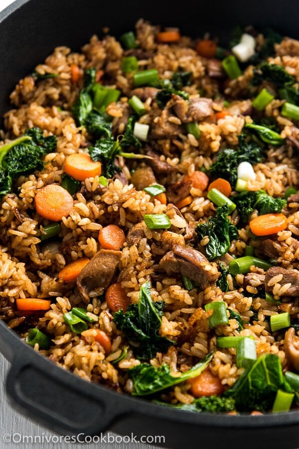 El arroz frito con pato a la china sabe mucho mejor que la comida para llevar. Déjame contarte un secreto: no necesitas carne de pato ni un wok para cocinar esto. | omnivorescookbook.com