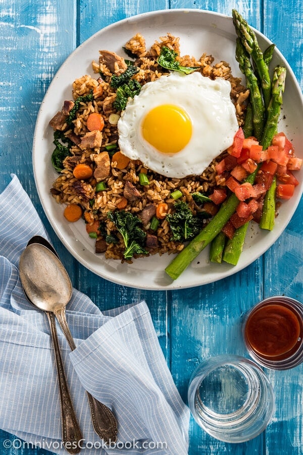 Peking duck fried rice smager langt bedre end takeout. Lad mig fortælle dig en hemmelighed - du behøver hverken andekød eller en wok for at lave denne ret. | omnivorescookbook.com