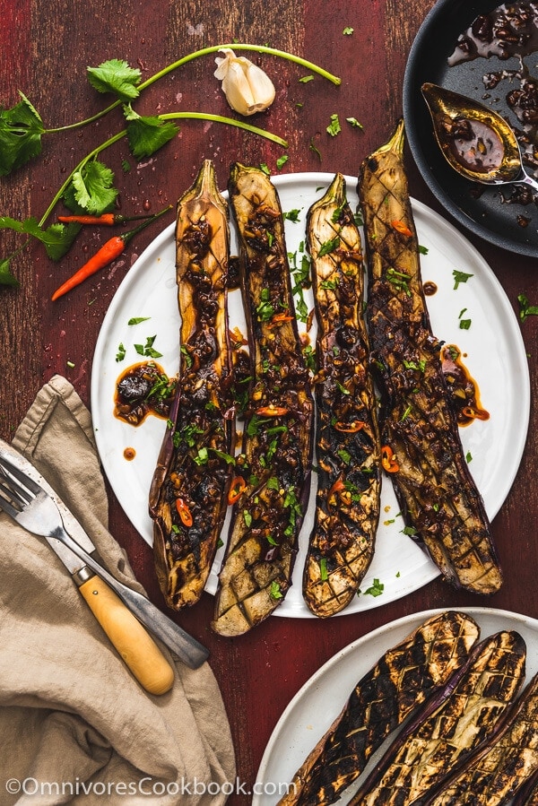 Grilled Eggplant with Xu Xiang Sauce (鱼香烤茄子) - The crispy eggplant is served with a pungent Szechuan style spicy garlic sauce. A vegetarian dish that is so satisfying that it can be served as a main.