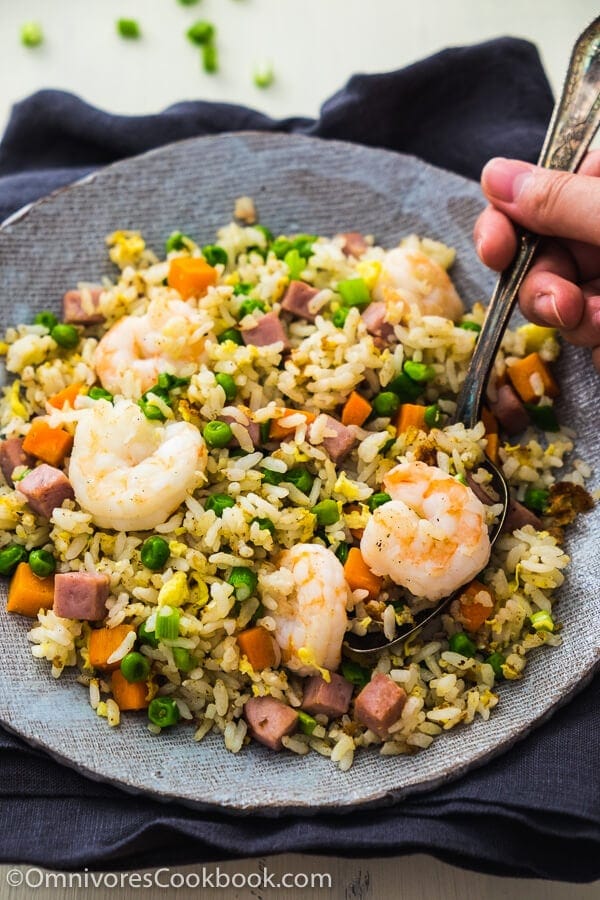 Shrimp Fried Rice (扬州炒饭, Yang Zhou Chao Fan) - A quick one-bowl meal that you can finish prepping and cooking in 15 minutes. 