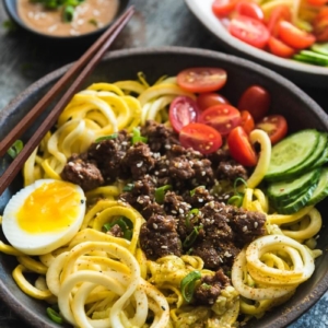 Sesame Beef Squash Noodle Bowl - A paleo-friendly one-bowl feast that is perfect for your weekday dinner. It is quick to cook, can be prepared ahead of time, and is balanced in nutrition.