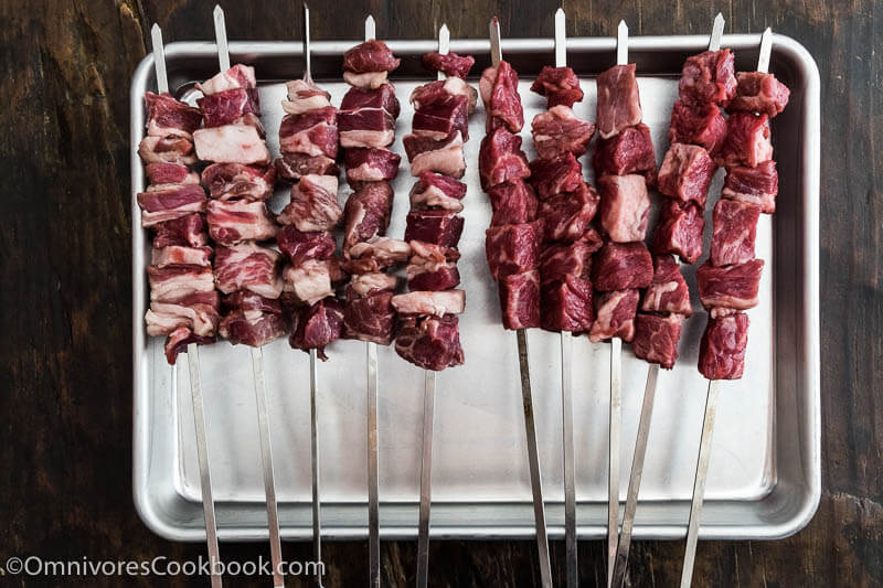 裏庭で中華焼き肉やBBQパーティーを開くための究極のガイドです。中華焼き肉の紹介、道具、メニュー提案、ワークフローなど、あらゆることを網羅しています!