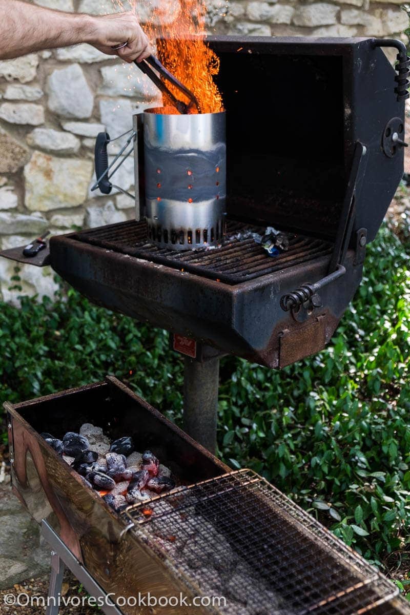 La guida definitiva per ospitare una grigliata cinese e BBQ party nel vostro cortile, con un'introduzione alla griglia cinese, strumenti, suggerimenti per il menu, flusso di lavoro, e tutto il resto!