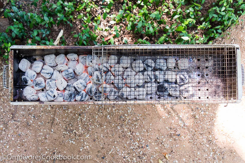 Täydellinen opas kiinalaisten grilli- ja BBQ-juhlien järjestämiseen takapihallasi, sisältäen kiinalaisen grillin esittelyn, työkalut, menuehdotukset, työnkulun ja kaiken muun!