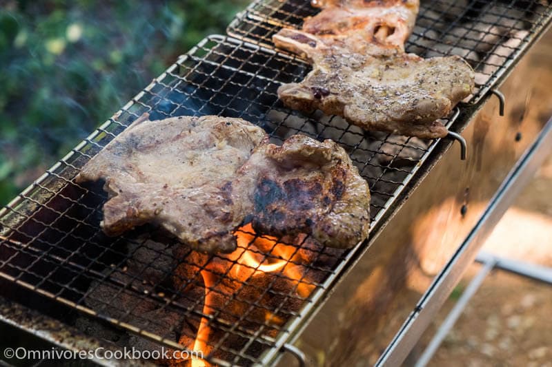  裏庭で中華グリルやBBQパーティーを開くための究極のガイドです。中華グリルの紹介、道具、メニュー提案、ワークフロー、その他すべてを網羅!