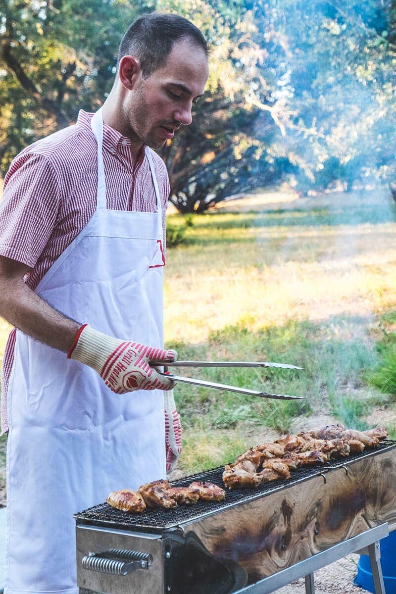 La guida definitiva per ospitare una grigliata cinese e una festa barbecue nel tuo cortile, con un'introduzione alla griglia cinese, strumenti, suggerimenti per il menu, flusso di lavoro e tutto il resto!