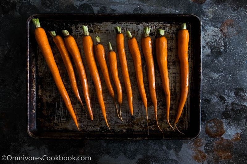 These miso glazed carrots are a perfect side for your dinner!