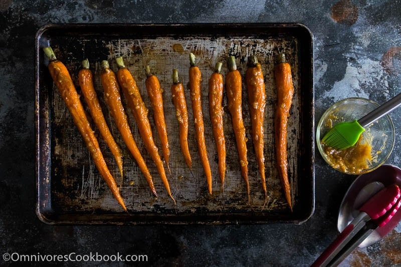 These miso glazed carrots are a perfect side for your dinner!