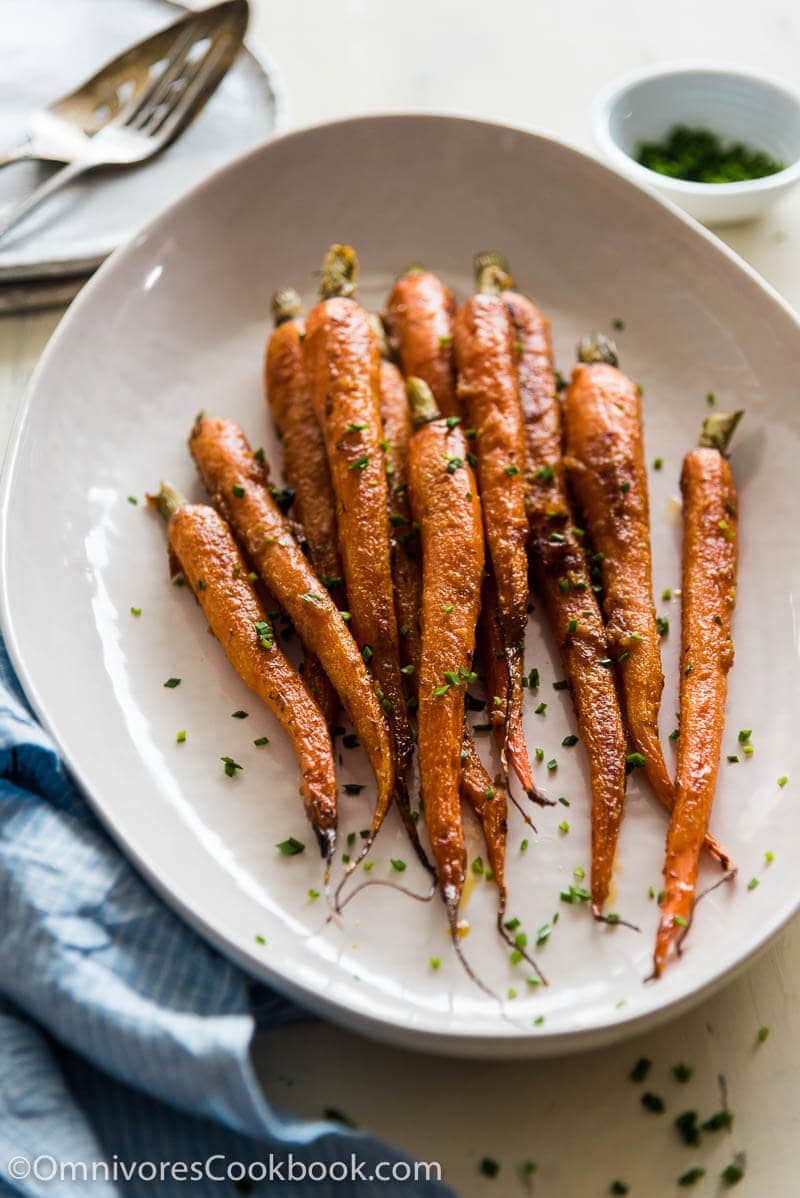 These miso glazed carrots are a perfect side for your dinner!