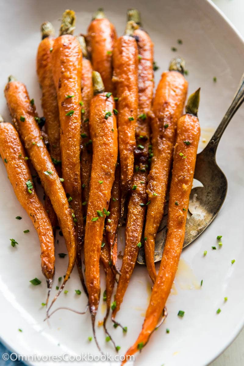 These miso glazed carrots are a perfect side for your dinner!