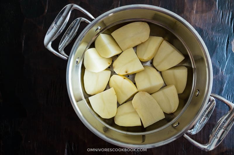 Find the secrets of how to cook silky, light and creamy restaurant-style mashed potatoes in your own kitchen!