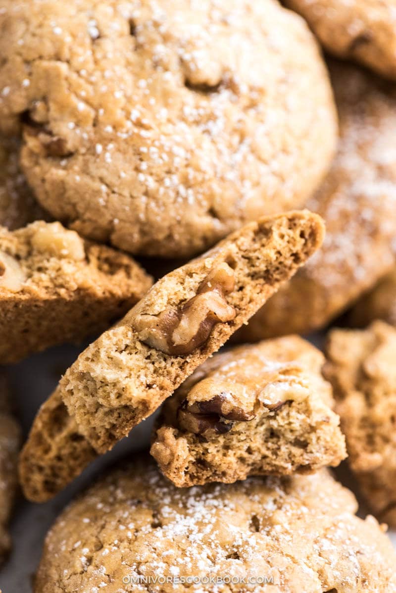 These Chinese-style walnut cookies feature a crispy and crumbly texture and heavenly walnut aroma.