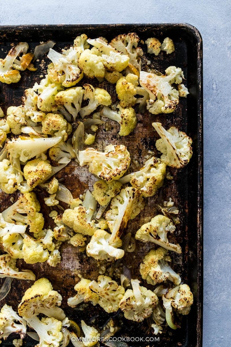 Learn this trick to cook crispy cauliflowers in 12 minutes, served with a scrumptious orange sauce! {vegan, gluten-free, paleo friendly}