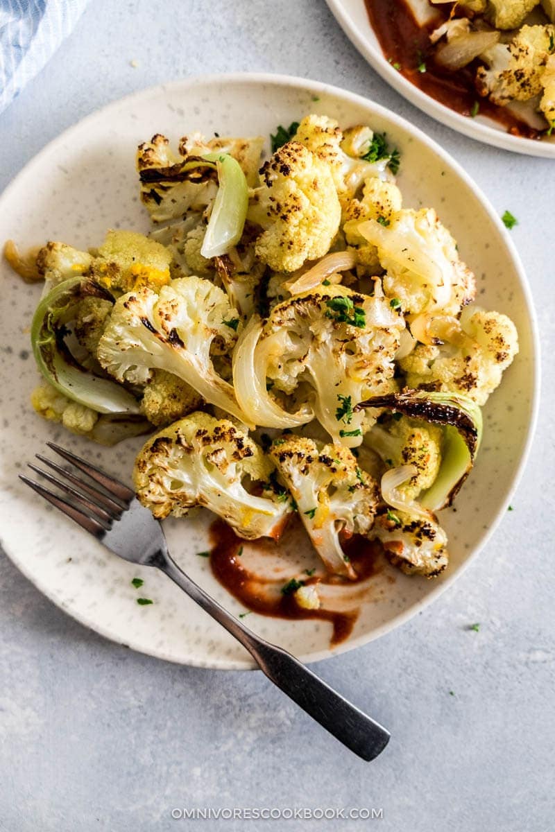 Learn this trick to cook crispy cauliflowers in 12 minutes, served with a scrumptious orange sauce! {vegan, gluten-free, paleo friendly}