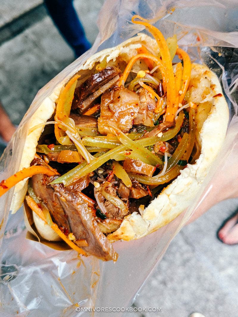 Top 10 Sichuan Street Food in Chengdu - Guo Kui (Pita Bread Sandwich)