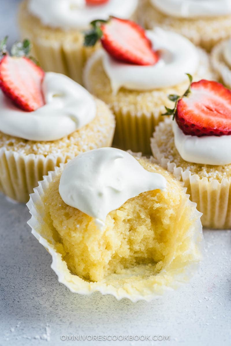 White Chocolate Lemon Cupcakes | Dessert | Sweets | Recipe | Party | Frosting | White Chocolate 