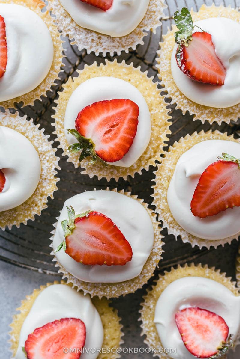 White Chocolate Lemon Cupcakes | Dessert | Sweets | Recipe | Party | Frosting | White Chocolate 