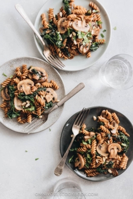 Mushroom kale pasta with garlic sauce - A quick and easy dish that gives you the satisfaction of fried noodles using five ingredients that you can get at any grocery store. {Vegan, Gluten Free adaptable}