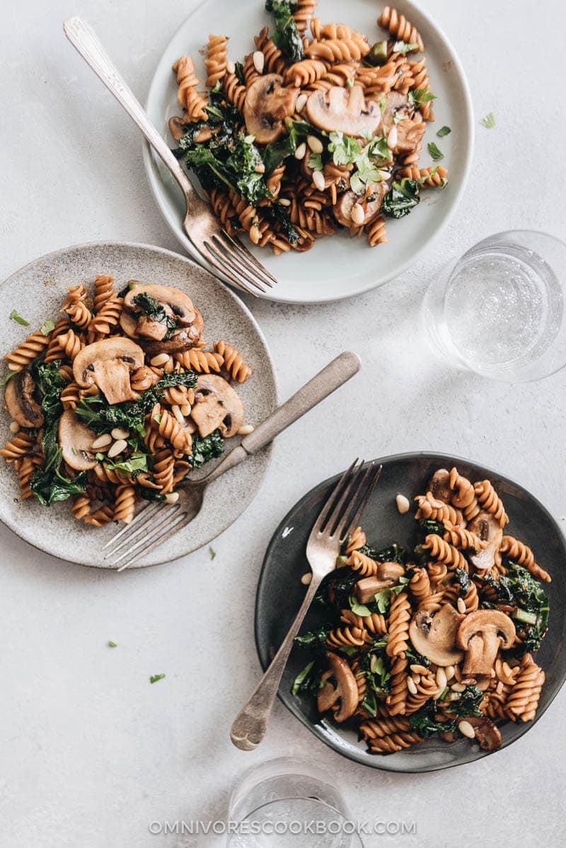 Mushroom kale pasta with garlic sauce - A quick and easy dish that gives you the satisfaction of fried noodles using five ingredients that you can get at any grocery store. {Vegan, Gluten Free adaptable}