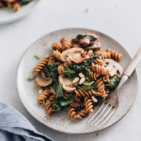 Mushroom kale pasta with garlic sauce - A quick and easy dish that gives you the satisfaction of fried noodles using five ingredients that you can get at any grocery store.