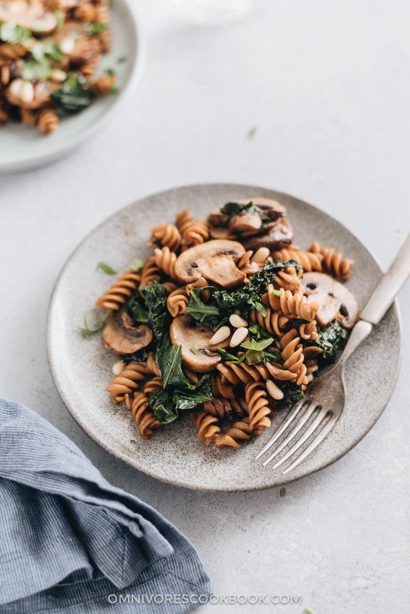Mushroom kale pasta with garlic sauce - A quick and easy dish that gives you the satisfaction of fried noodles using five ingredients that you can get at any grocery store.