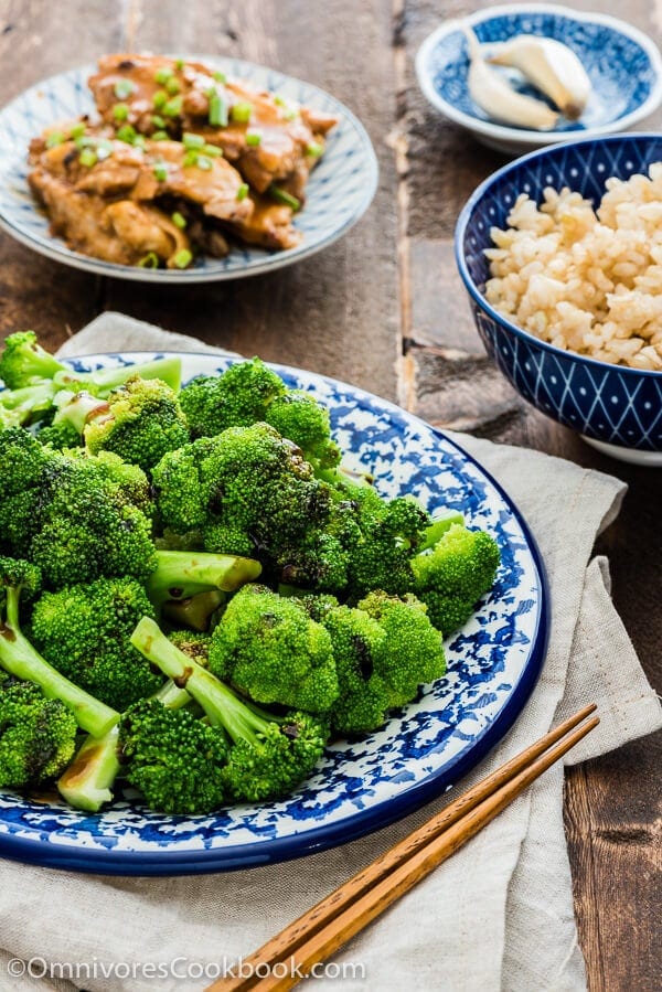 https://omnivorescookbook.com/wp-content/uploads/2018/01/1510_Cantonese-Broccoli-with-Oyster-Sauce_002.jpg