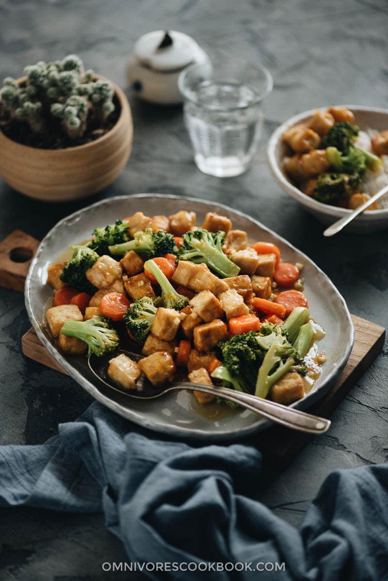 Air Fryer Tofu with broccoli and carrot served in big plate with white rice spread close up