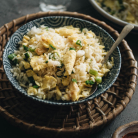 3-Ingredient Egg Fried Rice (蛋炒饭) - Super easy 10-minute fried rice that give you the Chinese restaurant experience. #chinese #asian #recipes #glutenfree