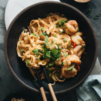 A scrumptious shrimp laksa curry bowl made with juicy shrimp and tender noodles soaked in a coconut curry sauce. It is a super fast one-bowl recipe that is perfect for a weekday dinner. #curry #shrimp #recipes #thai #onebowl #noodles