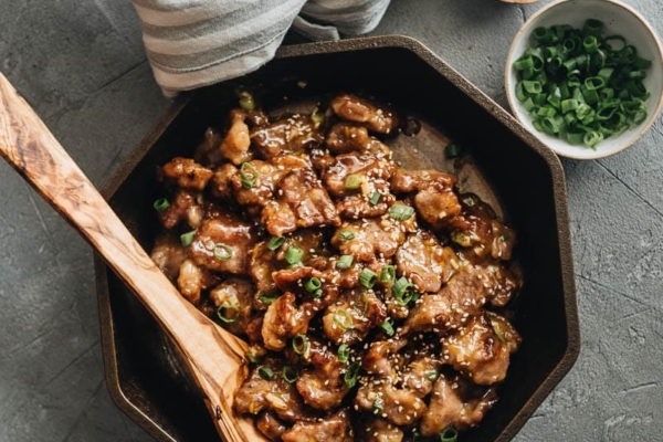 Create crispy, juicy, and tender restaurant-style orange beef using the cheapest cuts, and learn to make a super aromatic sauce that’s tastier and healthier than takeout. #chinese #beef #recipes #glutenfree #takeout
