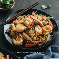 Easy Singapore Noodles (Singapore Mei Fun) - An Authentic recipe that teaches you how to create the best Singapore noodles loaded with shrimp, pork, and eggs, with a flavorful curry sauce. The dish is gluten-free and vegetarian adaptable. #asian #veggie #healthy #stirfry #chinese