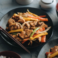 Black Pepper Chicken - Real-deal Chinese restaurant-style black pepper chicken with juicy and tender chicken, crisp veggies, and a rich, savory, smoky sauce. {Gluten Free adaptable} #recipe #easy #asian #healthy #sponsored