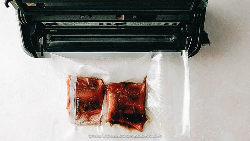 Using FoodSaver® FM2000 Vacuum Sealing System to prepare salmon