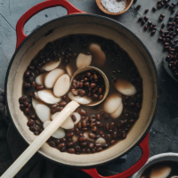 Red bean soup - This traditional Chinese dessert is slightly sweet, with the mild fragrance of the beans and chewy texture of the sticky rice cakes. It’s very easy to prepare and healthy. Plus, it’s vegan and gluten-free. #recipes