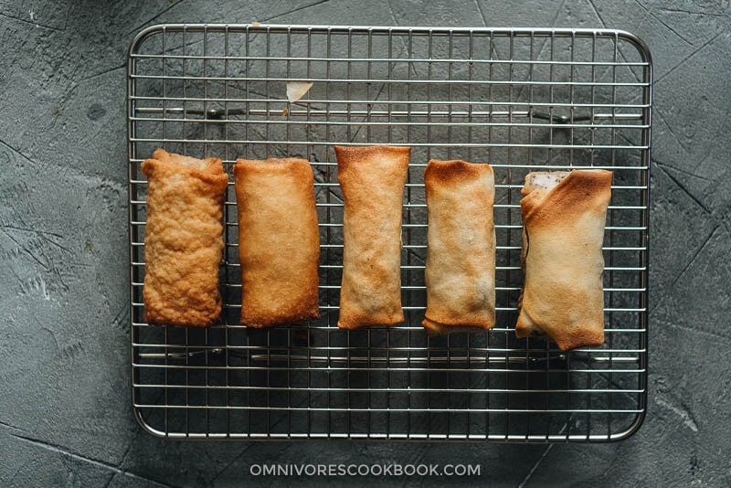 Vergelijk Chinese loempia's die gefrituurd zijn en die in een airfryer gebakken zijn