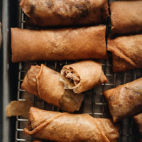 Chinese loempia's - De ultieme gids voor het thuis maken van loempia's in restaurant-stijl. Deze Chinese loempia's zijn gevuld met mals vlees en knapperige groenten. Ik heb drie bereidingswijzen in dit recept opgenomen en ze geven allemaal een zeer knapperige korst. Maak ze van tevoren en serveer ze als voorgerecht bij je etentje of als snack. #dimsum #takeout