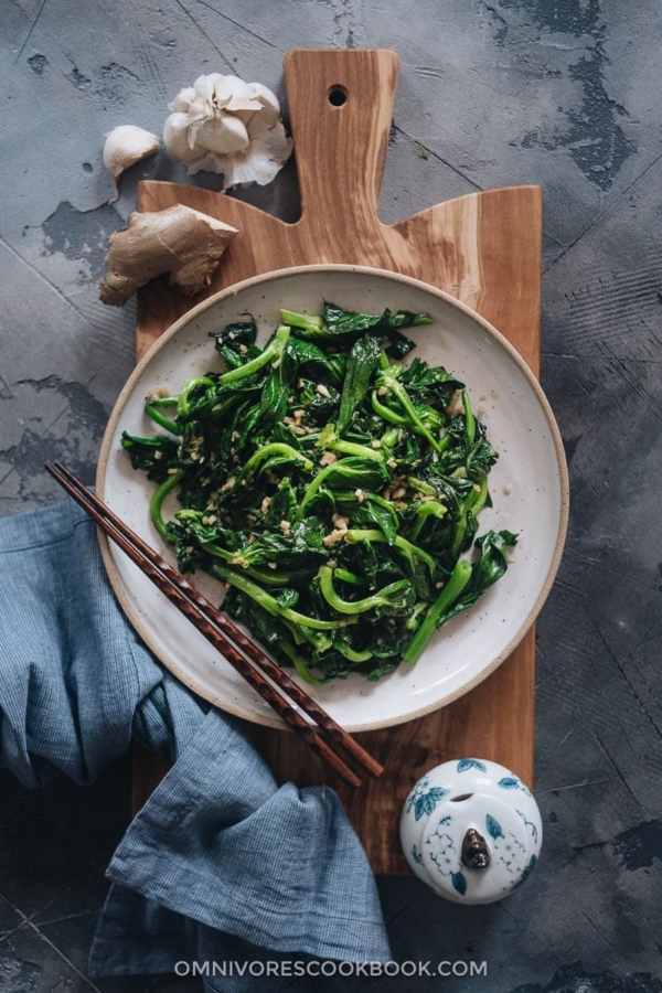 Stir-Fried Pea Shoots with Garlic (蒜蓉炒豆苗) - Omnivore's Cookbook